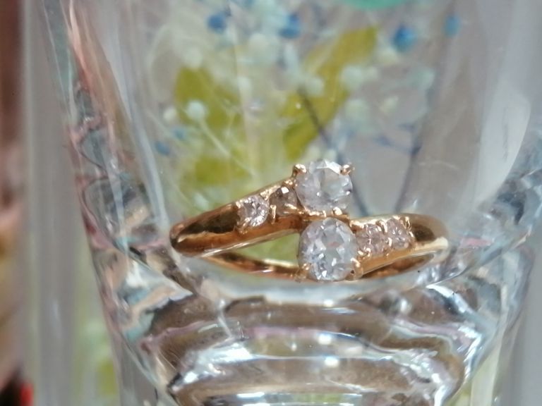 ジュエリー修理で受け継ぐ思い出と輝き愛用品の未来を守る繊細な技術